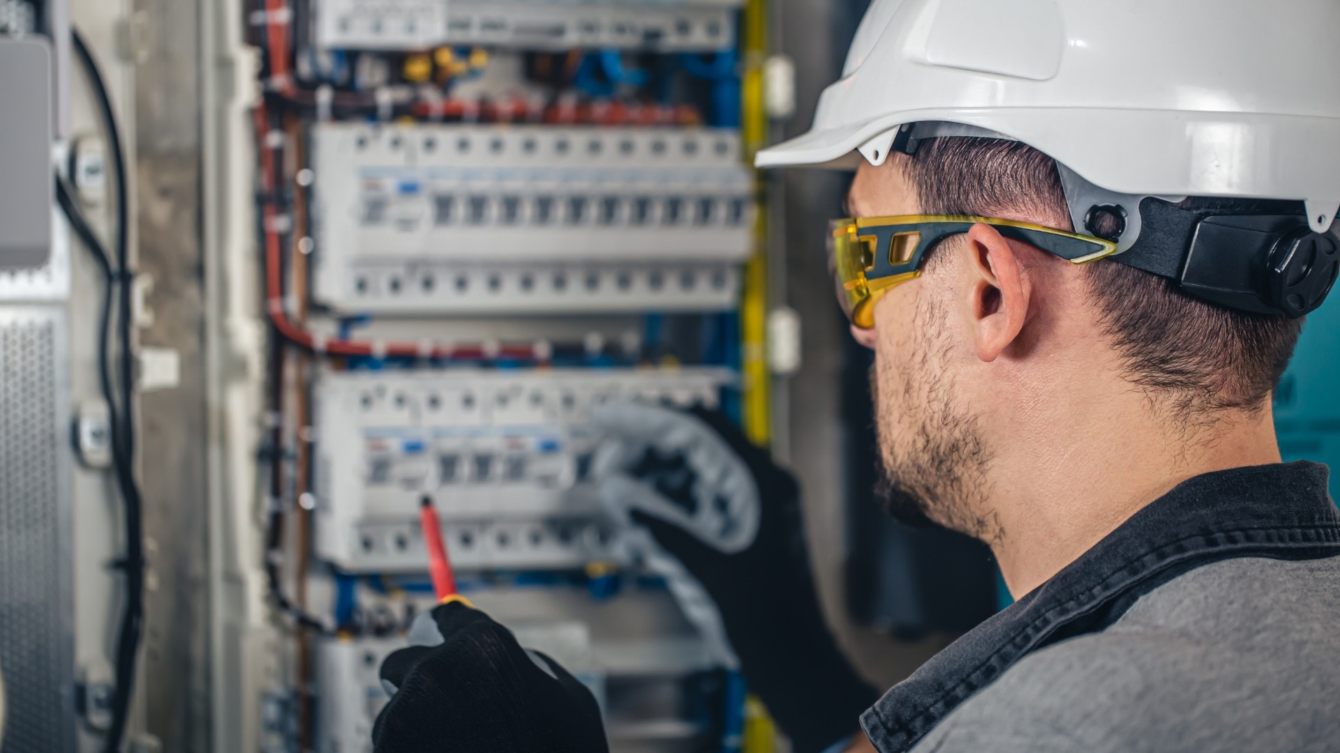 Eletricista em Toledo instalando quadro de energia residencial